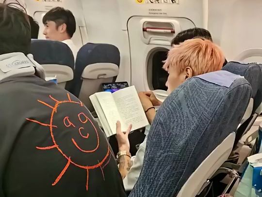 网友飞机上偶遇韦世豪：全程认真看书学习！